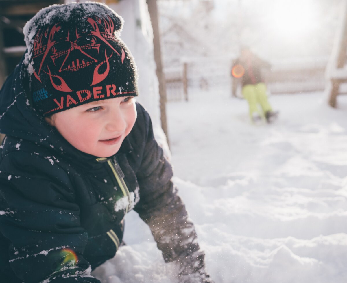 Kind krabbelt im Schnee | © Urlaub am Bauernhof Kärnten/ Daniel Gollner