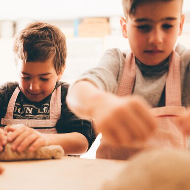 Buben kneten den Teig | © Urlaub am Bauernhof Kärnten / Daniel Gollner