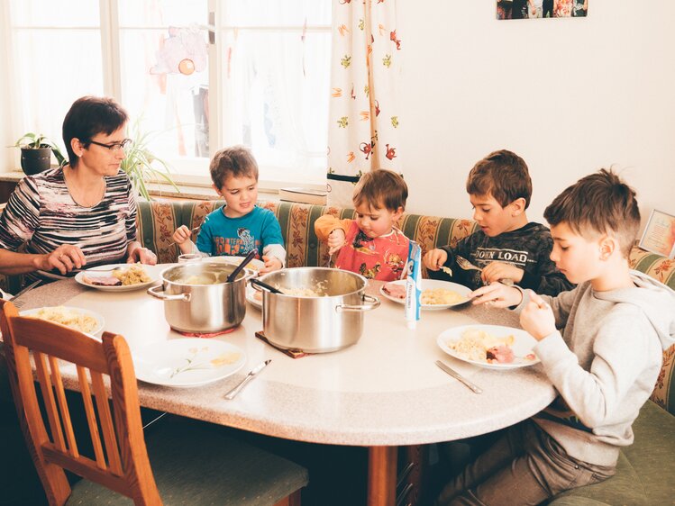 Frau und Kinder essen am Tisch | © Urlaub am Bauernhof Kärnten/ Daniel Gollner