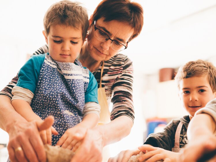 Frau und Bub kneten das Brot | © Urlaub am Bauernhof Kärnten/ Daniel Gollner