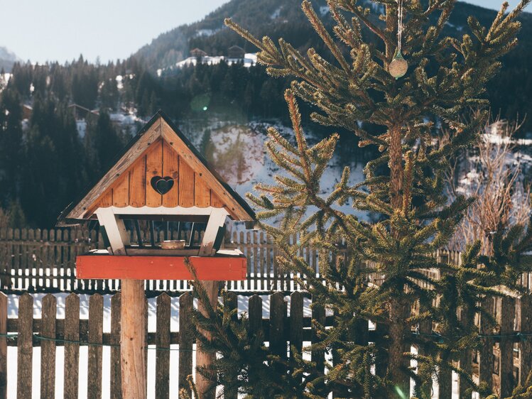 Vogelhaus vor Winterlandschaft | © Urlaub am Bauernhof Kärnten / Daniel Gollner