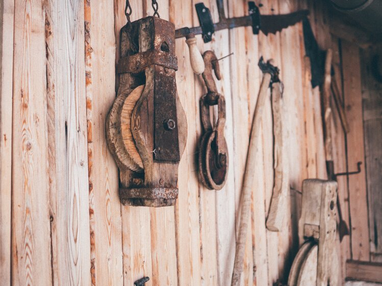 Alte Arbeitsgeräte an der Wand | © Urlaub am Bauernhof Kärnten / Daniel Gollner