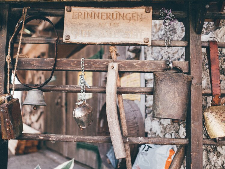 Alte Arbeitsgeräte aufgehänkt | © Urlaub am Bauernhof Kärnten / Daniel Gollner