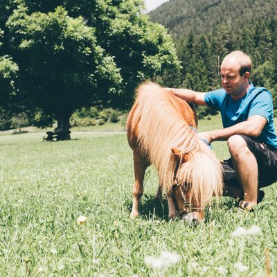 Bauer und das Pony auf der Wiese | © Urlaub am Bauernhof Kärnten / Daniel Gollner