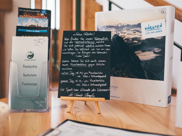 Tafel und Magazine auf Tisch | © Urlaub am Bauernhof Kärnten / Daniel Gollner