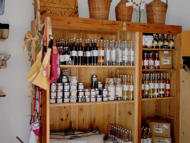 Schrank mit vielen selbstgemachten Produkten und Kosmetika | © Urlaub am Bauernhof Kärnten / Daniel Gollner
