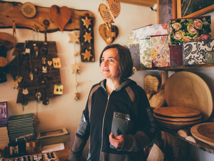 Frau steht in der Knopfmacherstube | © Urlaub am Bauernhof Kärnten / Daniel Gollner