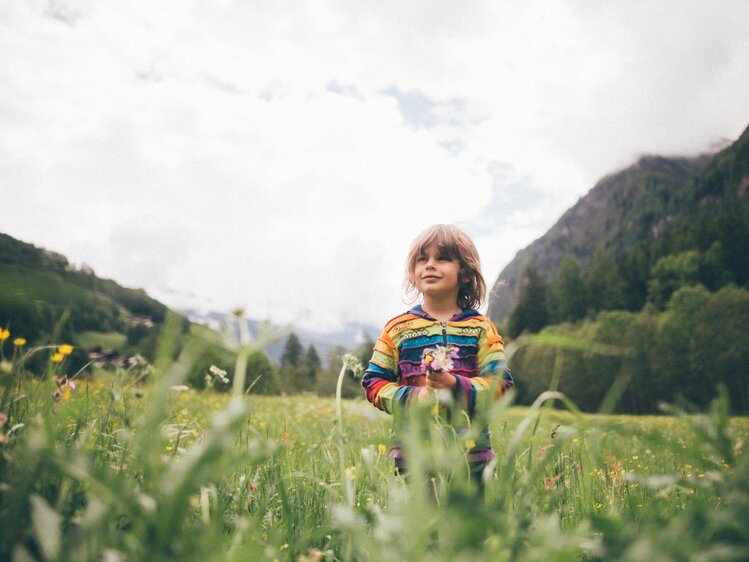 Mädchen auf der Wiese | © Urlaub am Bauernhof Kärnten / Daniel Gollner