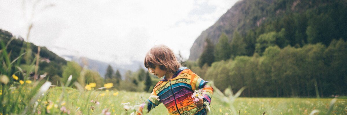 Mädchen auf der Wiese | © Urlaub am Bauernhof Kärnten/ Daniel Gollner