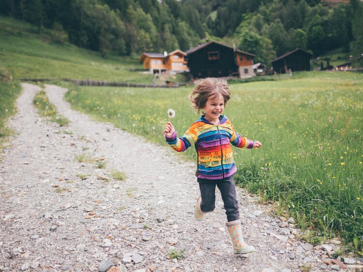 Mädchen läuft am Weg | © Urlaub am Bauernhof Kärnten / Daniel Gollner