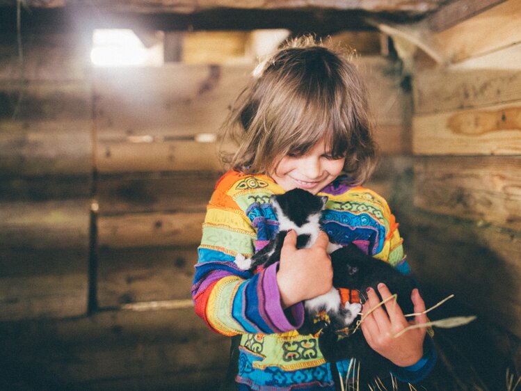 Mädchen mit der Katze im Arm | © Urlaub am Bauernhof Kärnten / Daniel Gollner