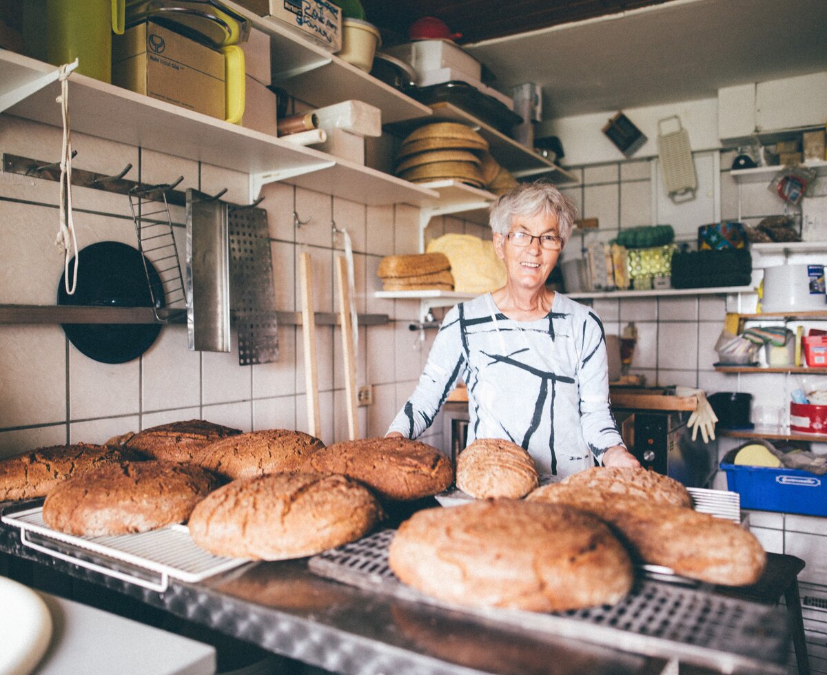 Brot backen | © Urlaub am Bauernhof Kärnten / Daniel Gollner Bäuerin backt Brot | © Urlaub am Bauernhof Kärnten / Daniel Gollner