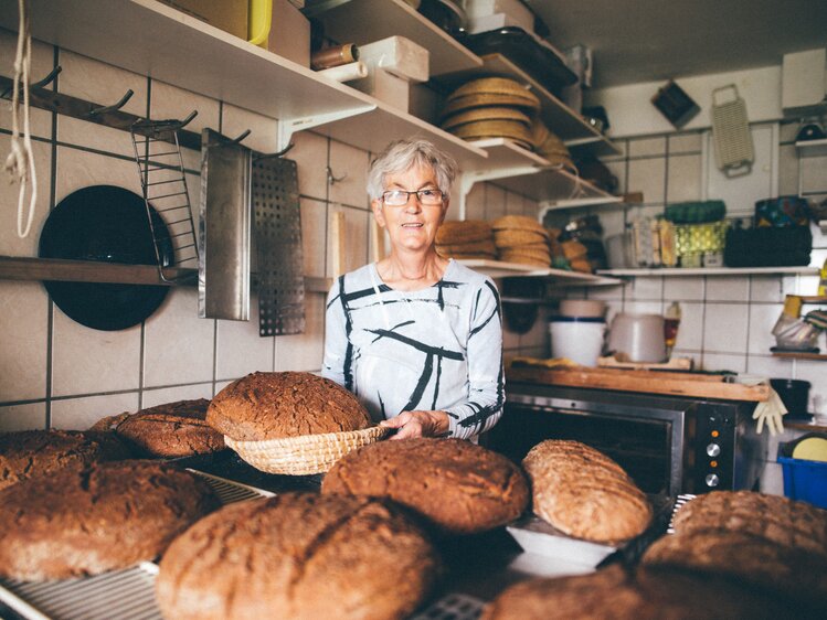 Bäuerin backt Brot | © Urlaub am Bauernhof Kärnten / Daniel Gollner