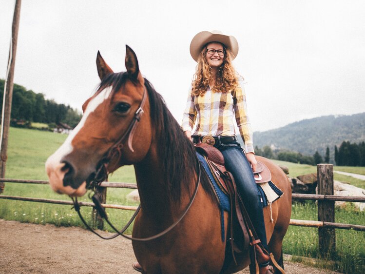 Mädchen sitzt auf dem Pferd | © Urlaub am Bauernhof Kärnten/ Daniel Gollner