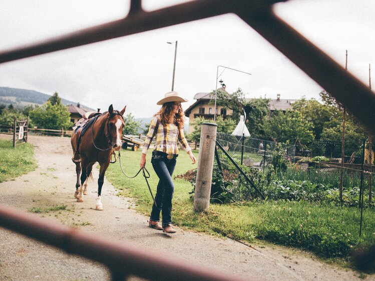 Mädchen führt das Pferd am Weg | © Urlaub am Bauernhof Kärnten/ Daniel Gollner