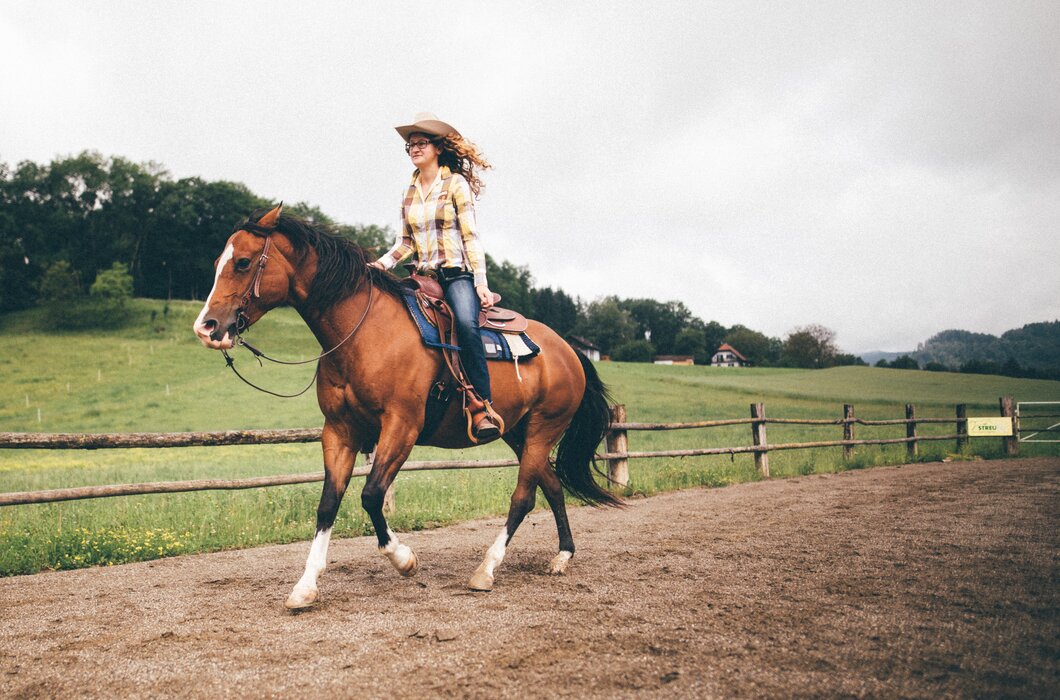 Mädchen reitet im Viereck | © Urlaub am Bauernhof Kärnten/ Daniel Gollner