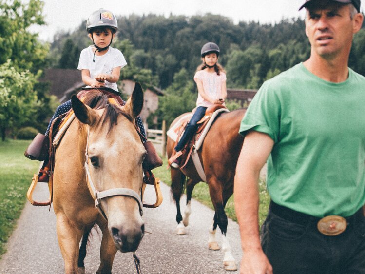Mann und Kinder reiten | © Urlaub am Bauernhof Kärnten/ Daniel Gollner