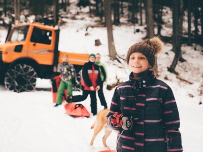 Kinder mit dem Auto | © Urlaub am Bauernhof Kärnten / Daniel Gollner Kinder mit dem Auto im Wald | © Urlaub am Bauernhof Kärnten / Daniel Gollner