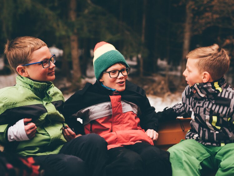 Kinder sitzen nebeneinander | © Urlaub am Bauernhof Kärnten / Daniel Gollner