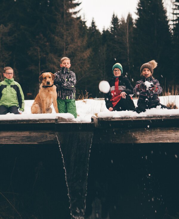 Kinder und Hund | © Urlaub am Bauernhof Kärnten / Daniel Gollner Kinder und Hund knien im Schnee | © Urlaub am Bauernhof Kärnten / Daniel Gollner