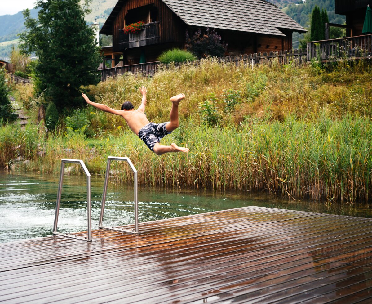 Bub macht einen Salto in den Teich | © Urlaub am Bauernhof Kärnten / Daniel Gollner