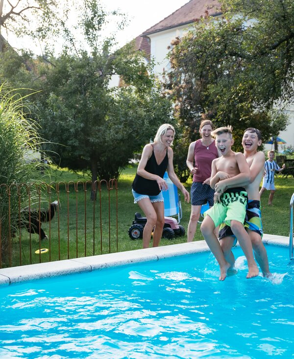 Auf ein Wiedersehen mit der Kindheit | © Urlaub am Bauernhof/ Daniel Gollner Kinder hüpfen in den Pool | © Urlaub am Bauernhof/ Daniel Gollner