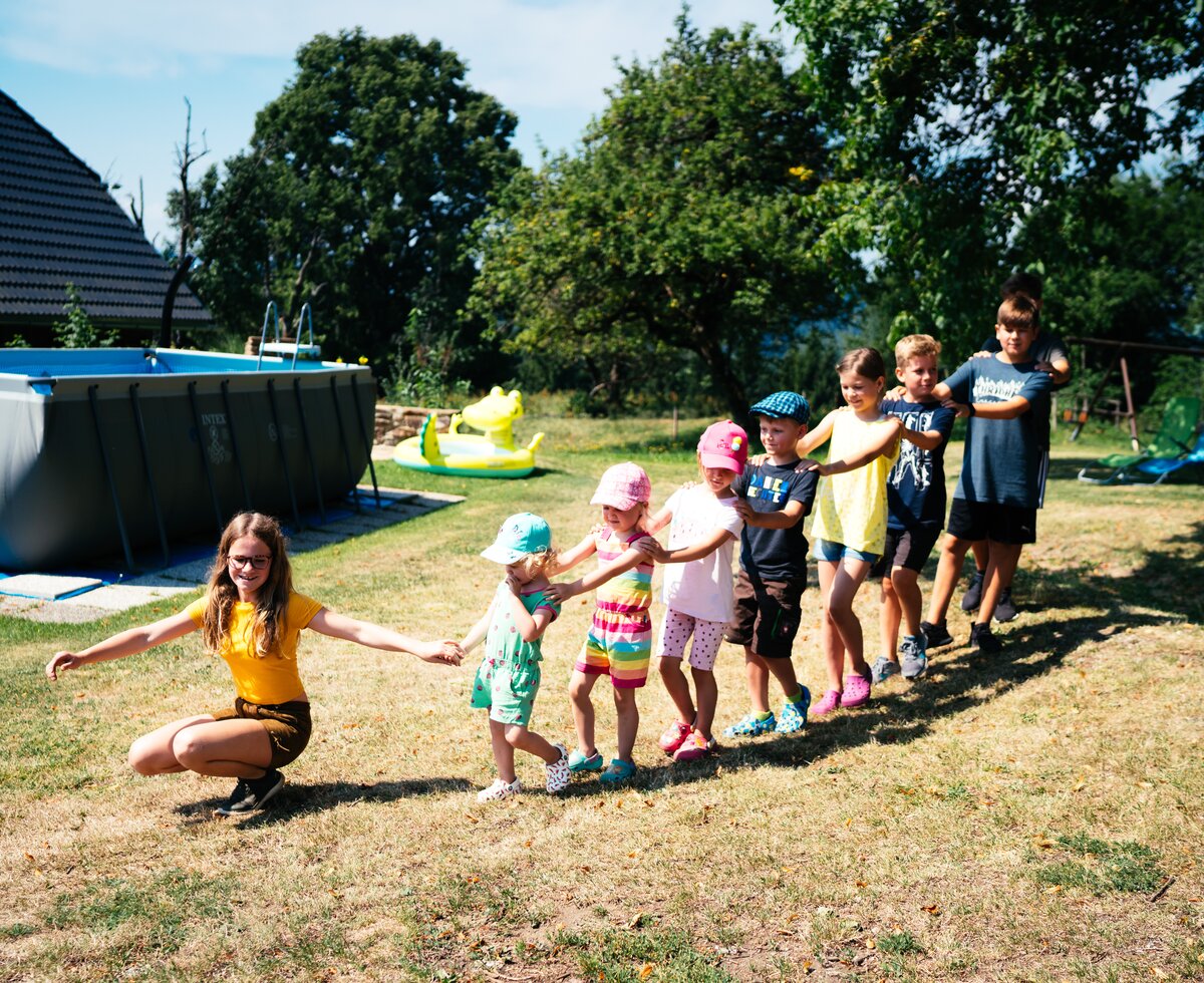 Kinder auf der Wiese | © Urlaub am Bauernhof Kärnten/ Daniel Gollner Kinder nach der Größe auf der Wiese aufgestellt | © Urlaub am Bauernhof Kärnten/ Daniel Gollner