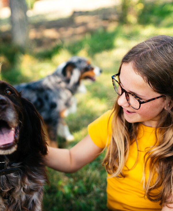 Mädchen und Hund | © Urlaub am Bauernhof Kärnten / Daniel Gollner Mädchen streichelt den Hund | © Urlaub am Bauernhof Kärnten / Daniel Gollner