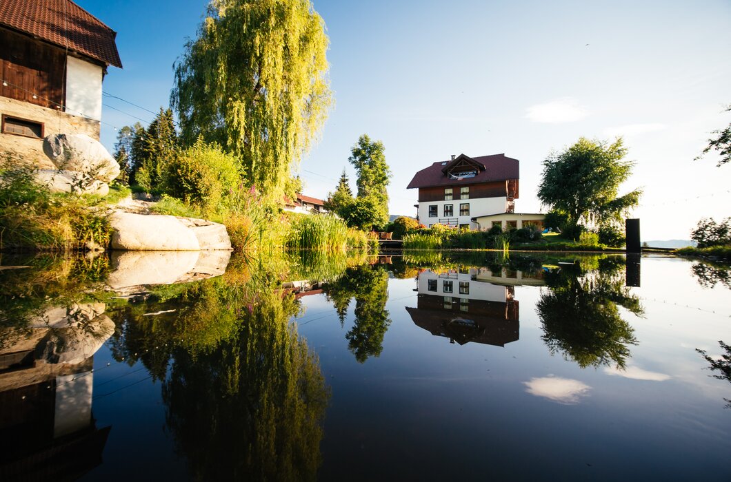 Haupthaus davor der Teich | © Urlaub am Bauernhof Kärnten / Daniel Gollner