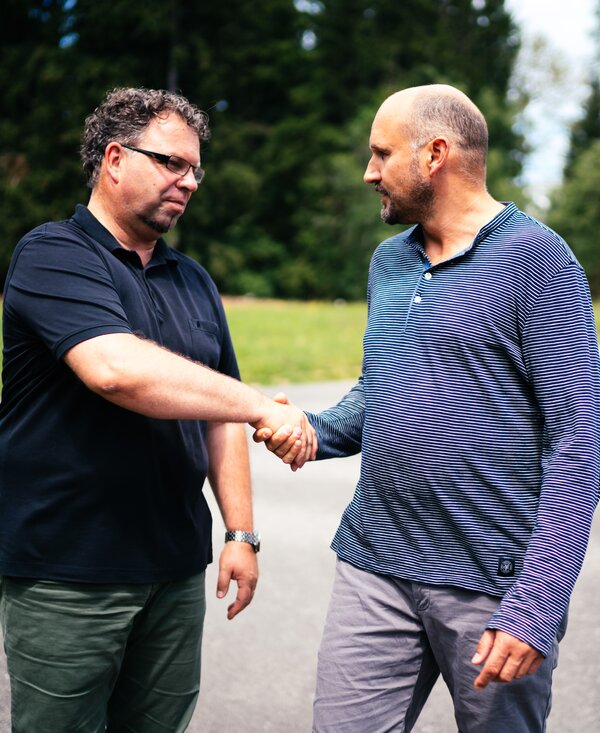 Männer am Weg | © Urlaub am Bauernhof Kärnten / Daniel Gollner Männer geben sich die Hand am Weg | © Urlaub am Bauernhof Kärnten / Daniel Gollner