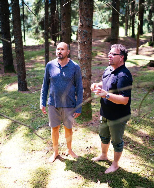 Männer im Wald | © Urlaub am Bauernhof Kärnten/ Daniel Gollner Männer stehen barfuß im Wald | © Urlaub am Bauernhof Kärnten/ Daniel Gollner