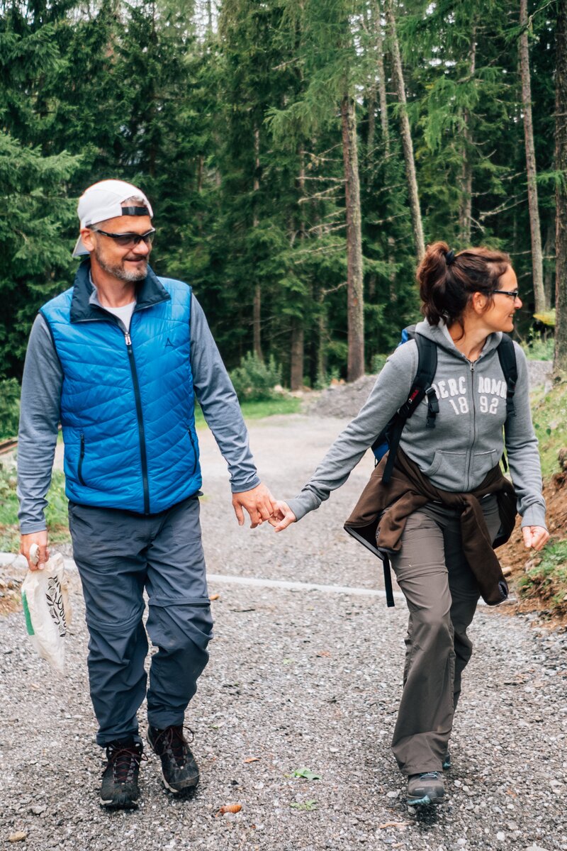 Paar geht Hand in Hand am Weg | © Urlaub am Bauernhof Kärnten/ Daniel Gollner