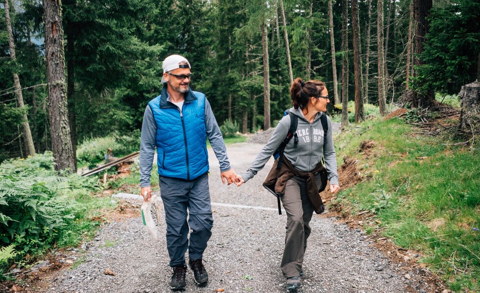 Paar geht Hand in Hand am Weg | © Urlaub am Bauernhof Kärnten/ Daniel Gollner
