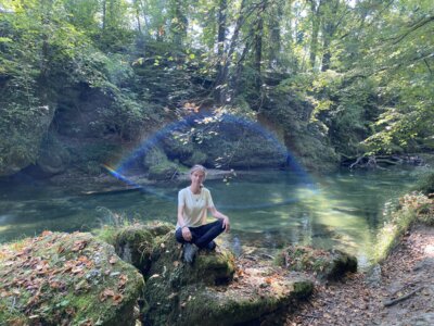 Maria vom Romnighof | © Rominighof Frau sitzt auf einem Felsen | © Rominighof