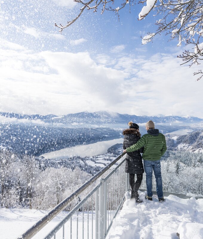 Zeit zu Zweit im Winter am Millstätter See  | © Gert Perauer / Millstätter See Tourismus GmbH Paar steht am Balkon mit Blick auf den Millstätter See im Winter | © Gert Perauer / Millstätter See Tourismus GmbH