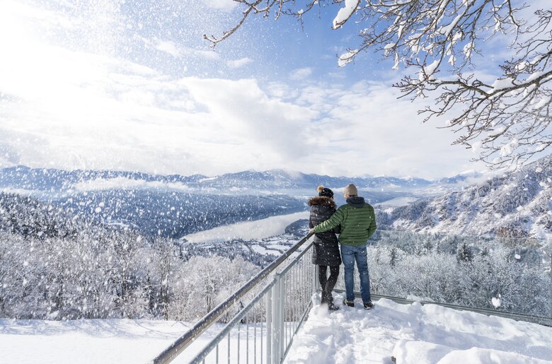 Paar steht am Balkon mit Blick auf den Millstätter See im Winter | © Gert Perauer / Millstätter See Tourismus GmbH