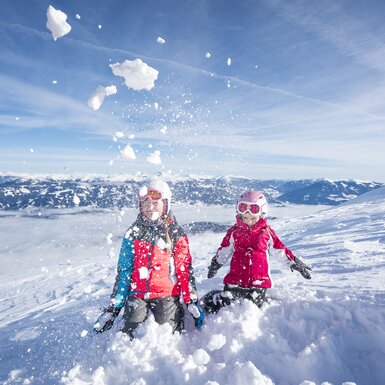 Familienspaß im Winter rund um den Millstätter See | © Gert Perauer / Millstätter See Tourismus GmbH Zwei Kinder spielen im Schnee | © Gert Perauer / Millstätter See Tourismus GmbH