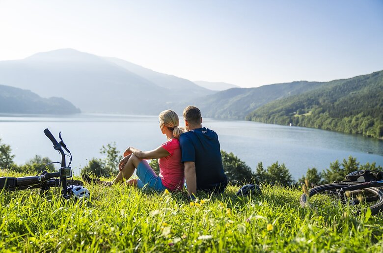 Radfahrer am Ufer des Millstätter Sees mit Panoramablick | © Gert Perauer / Kärnten Werbung