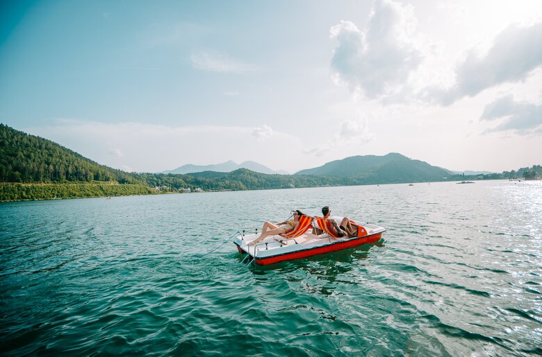 Tretboot mitten am See in Kärnten | © Tourismusregion Klopeiner See - Südkärnten GmbH / Martin Hofmann