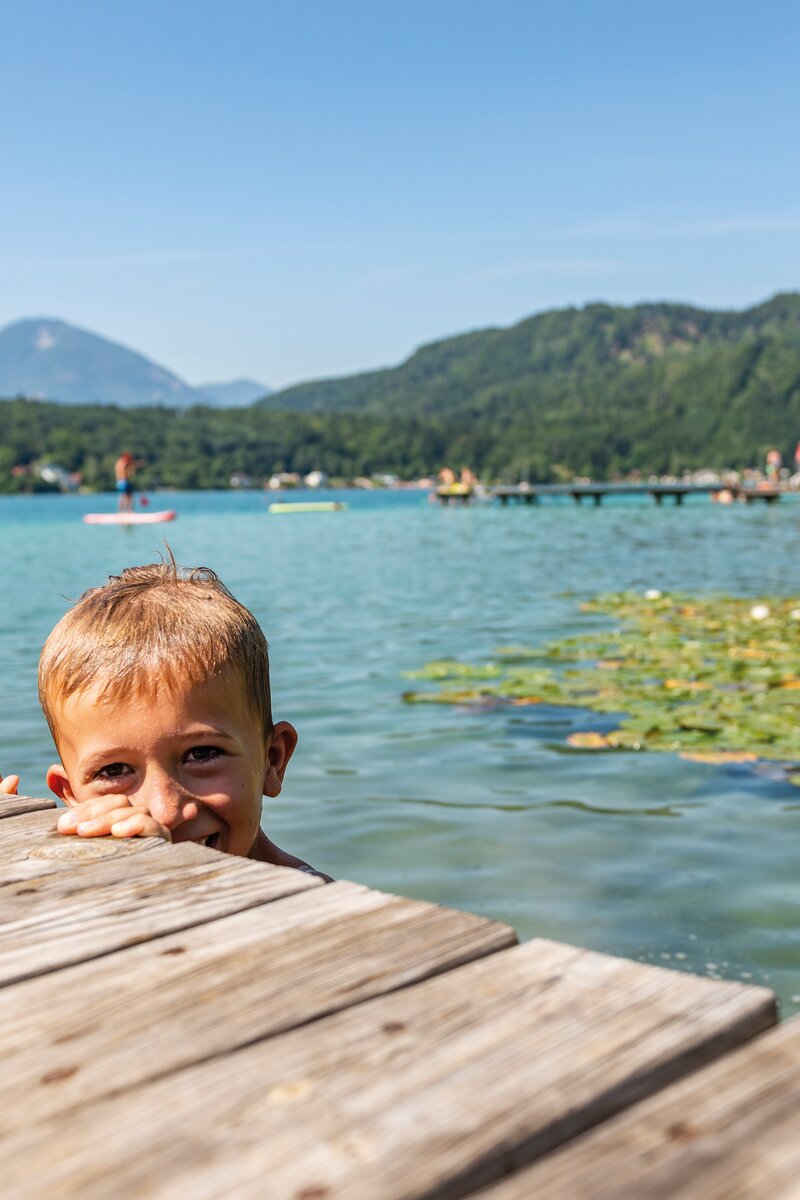 Kind schaut am Steg aus dem Klopeinersee | © Tourismusregion Klopeiner See - Südkärnten GmbH / Franz Gerdl