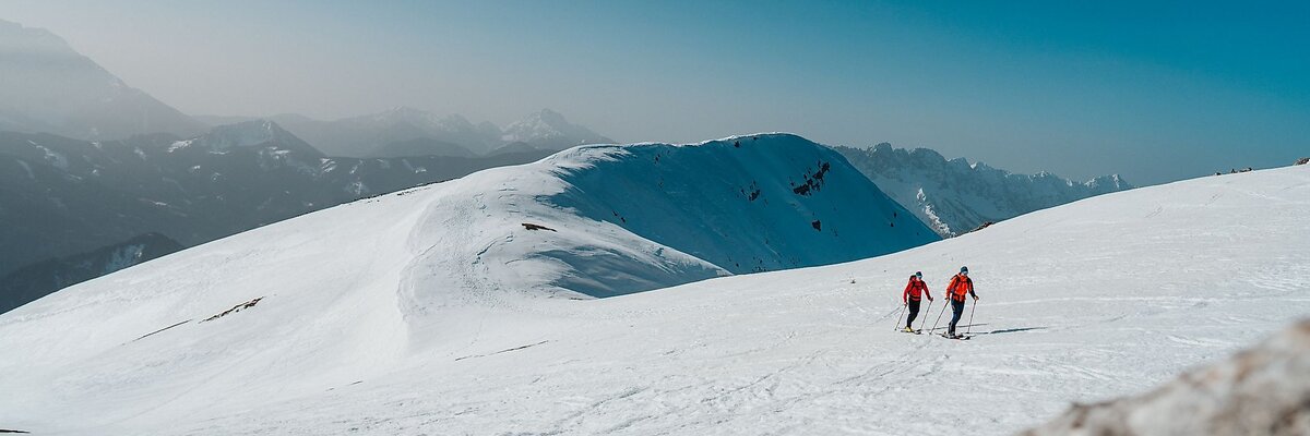Skitour aufs Hochobir | © Tourismusregion Klopeiner See - Südkärnten GmbH / Martin Hofmann Zwei Skitourengeher in der Winterlandschaft | © Tourismusregion Klopeiner See - Südkärnten GmbH / Martin Hofmann