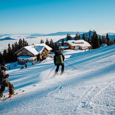 Familienskifahren auf der Petzen in Südkärnten | © Tourismusregion Klopeiner See - Südkärnten GmbH / Martin Hofmann Mann und Kind fahren Ski auf der Petzen | © Tourismusregion Klopeiner See - Südkärnten GmbH / Martin Hofmann