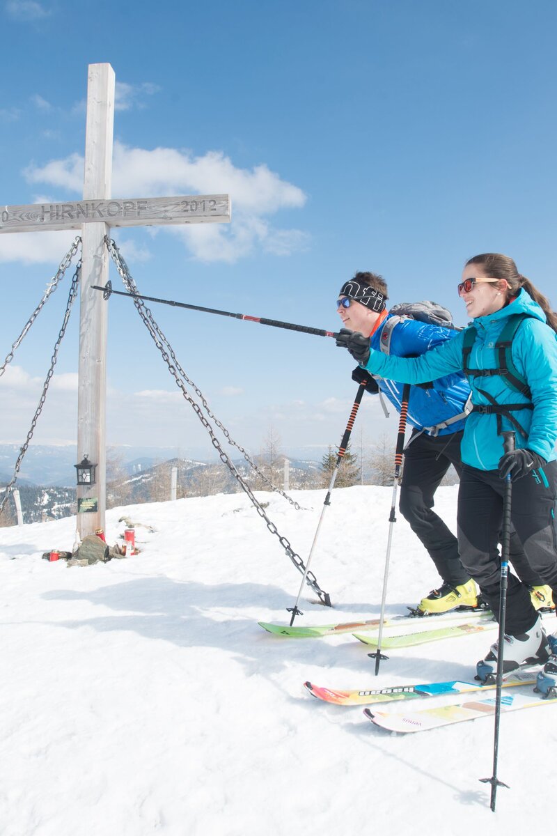 Skifahren auf der Flattnitz | © Ferdinand Neumüller / Tourismusregion Mittelkärnten  Zwei Skifahrer beim Gipfel auf der Flattnitz | © Ferdinand Neumüller / Tourismusregion Mittelkärnten