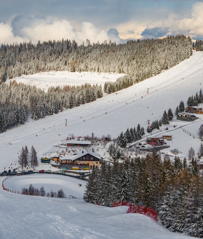 Skigebiet Simonhöhe | © Elias Jerusalem / Tourismusregion Mittelkärnten  Ausblick auf das Skigebiet Simonhöhe in Kärnten | © Elias Jerusalem / Tourismusregion Mittelkärnten