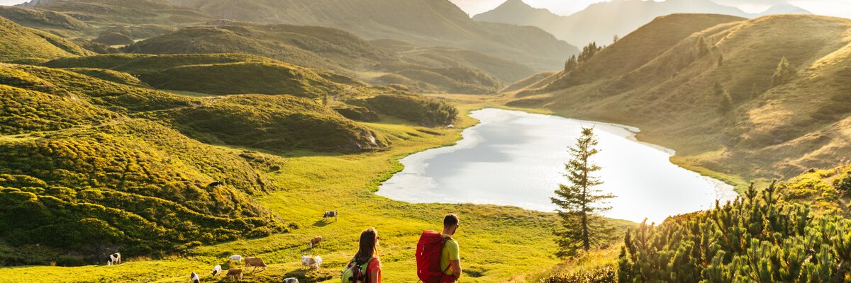 Zwei Wanderer am Karnischen Höhenweg am späten Nachmittag im warmen Sonnenlicht | © Daniel Gollner / NLW Tourismus Marketing GmbH