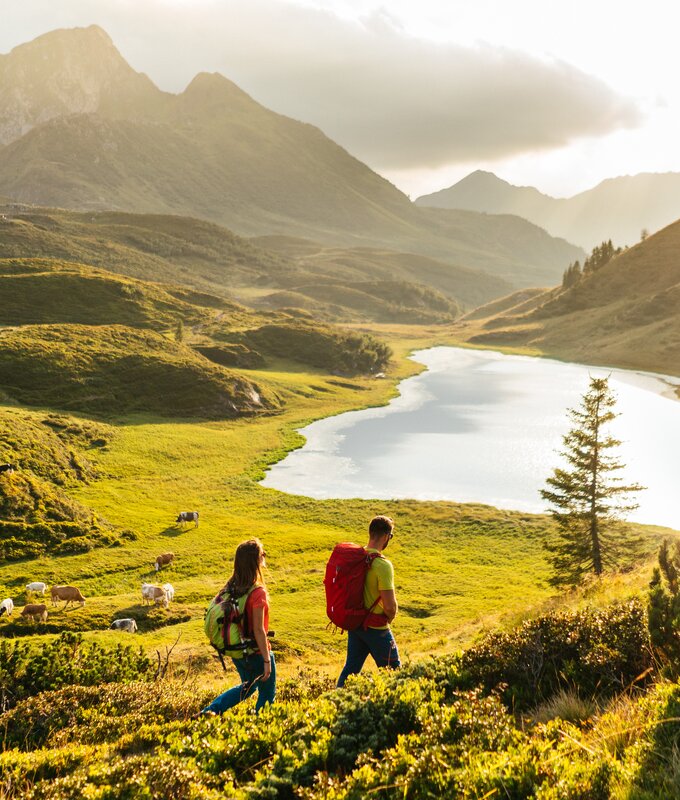 Zwei Wanderer am Karnischen Höhenweg am späten Nachmittag im warmen Sonnenlicht | © Daniel Gollner / NLW Tourismus Marketing GmbH