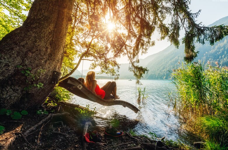 Frau sitzt in Hängematte vor See | © Tine Steinthaler / NLW Tourismus Marketing GmbH