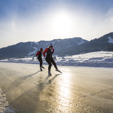 Eislaufen am Weissensee | © Martin Steinthaler / Kärnten Werbung GmbH Eisläufer beim Eislaufen am Weissensee | © Martin Steinthaler / Kärnten Werbung GmbH