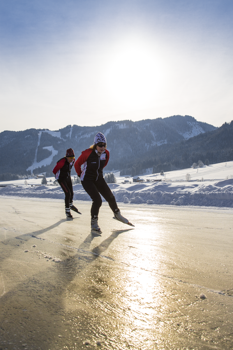 Eisläufer beim Eislaufen am Weissensee | © Martin Steinthaler / Kärnten Werbung GmbH