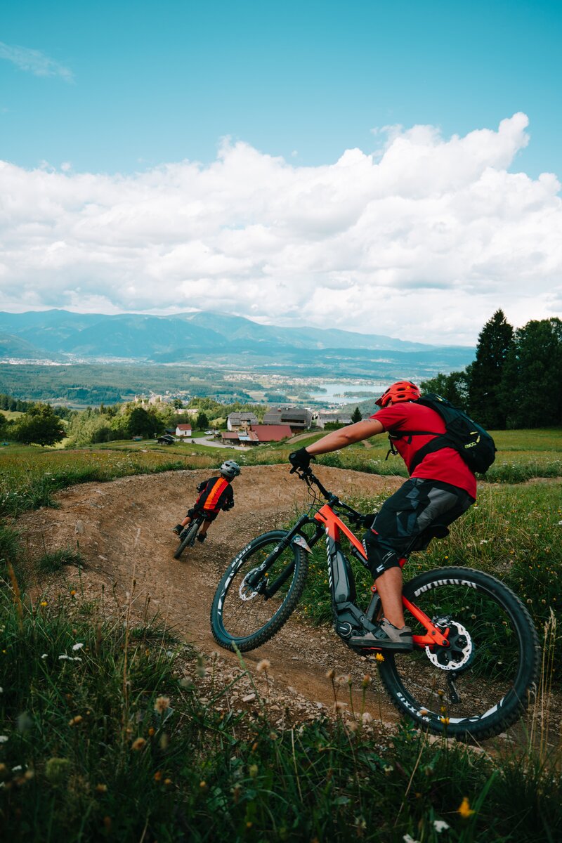 Mountainbiker fahren einen Trail in der Region Villach - Faaker See - Ossiacher See | © Martin Hofmann / Region Villach - Faaker See - Ossiacher See